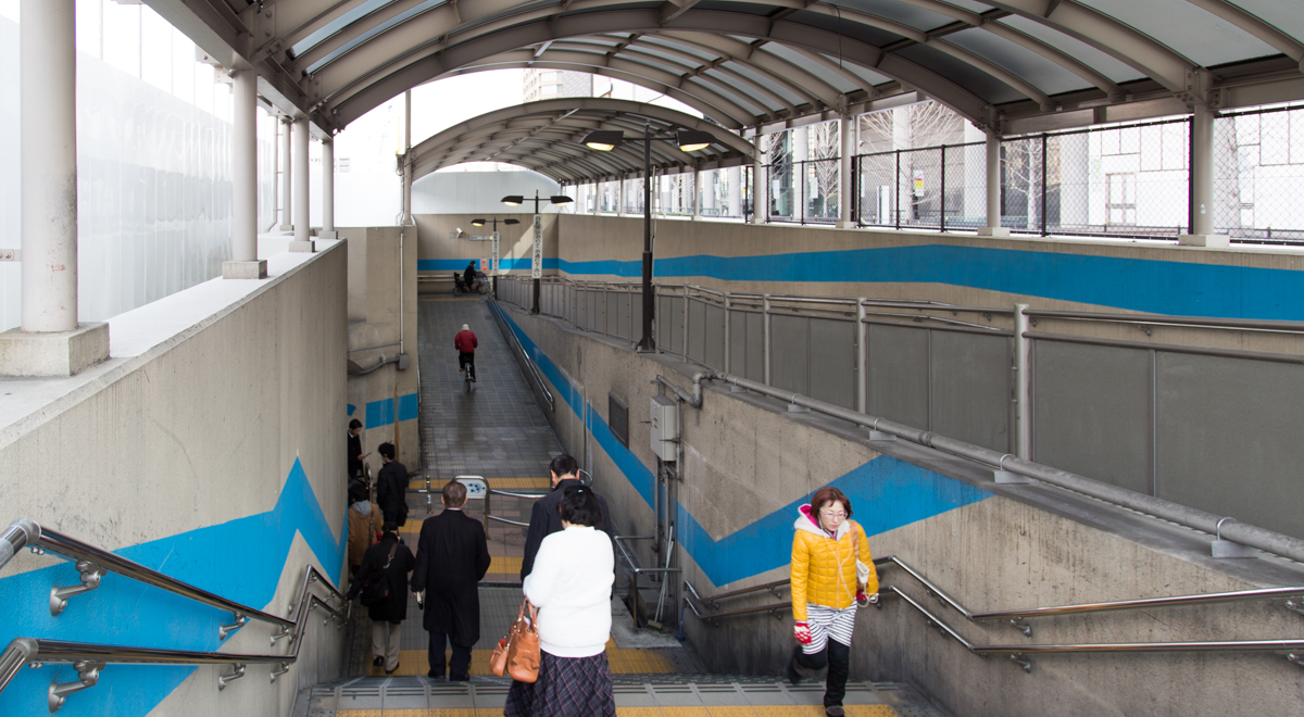 梅田スカイビルへの地下道